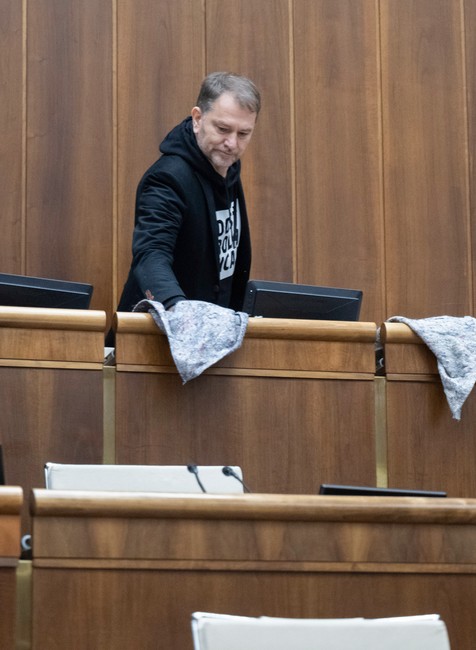 44. schôdza Národnej rady SR - mimoriadna. Vyslovenie nedôvery ministrovi dopravy SR Jozefovi Rážovi.