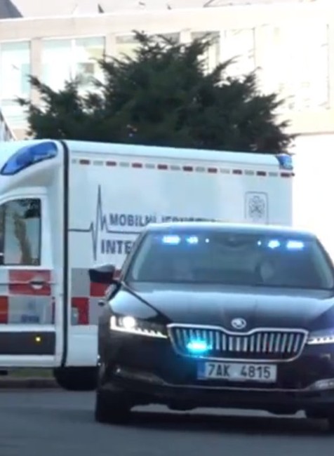 Zemana priviezla do nemocnice sanitka zo zámku v Lánoch.