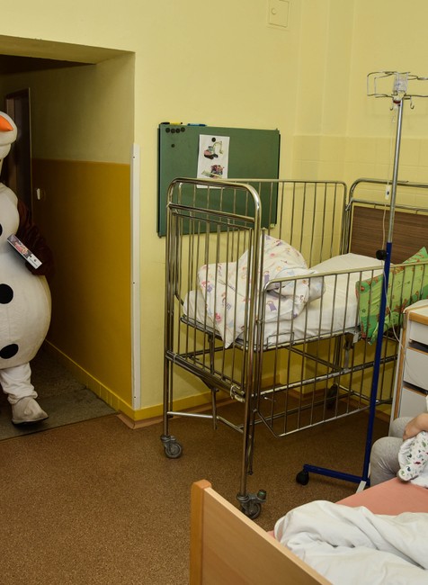 FOTO: Sviatky nemôžu osláviť doma. Kúzlo Vianoc priniesli aj deťom v nemocnici