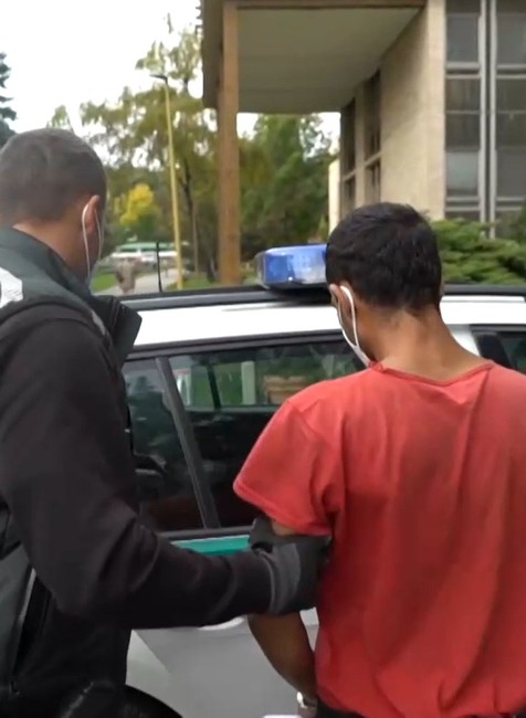 Muž zaútočil na 48-ročnú ženu sekerou.