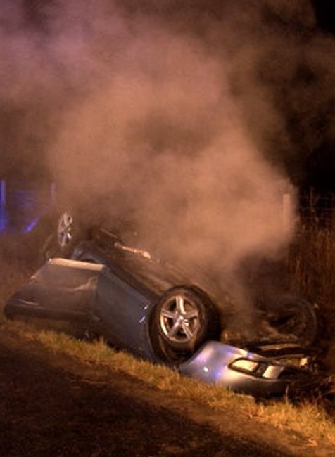 Zo svahu ho odhodilo späť na cestu. Vodič zostal v horiacom aute