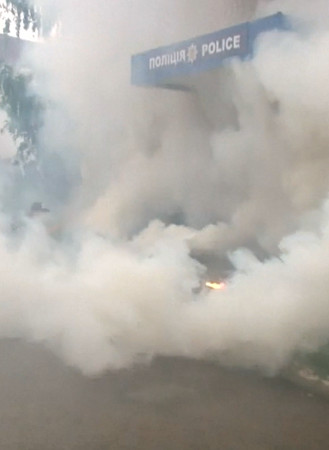 Stovky ľudí vyšli na protest do ulíc po zastrelení 5-ročného chlapca opitými policajtmi na Ukrajine