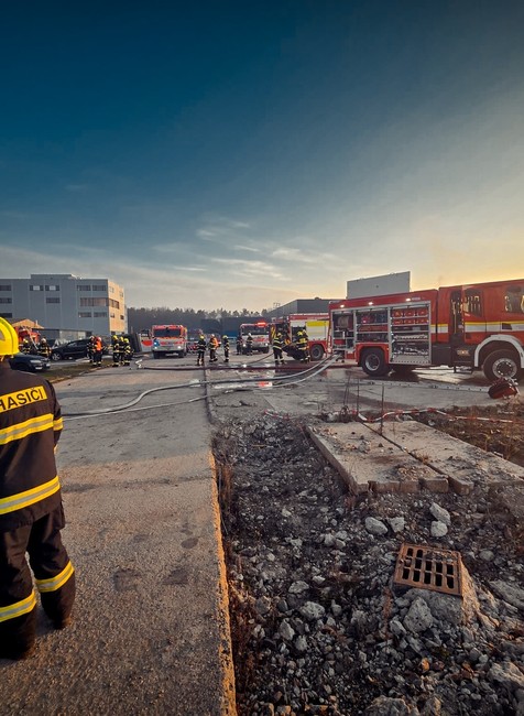 Požiar výrobného centra izraelských zbraní v Pardubiciach 