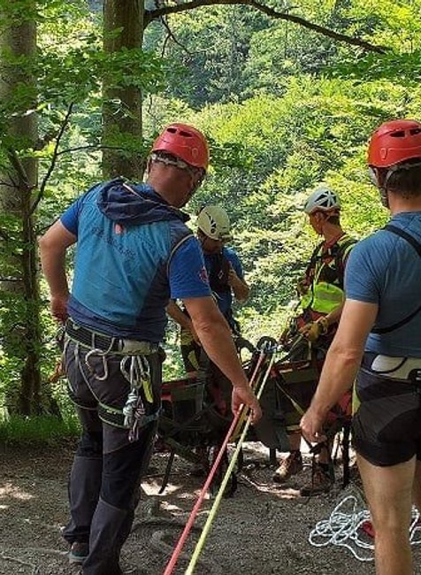 16-ročné dievča zahynulo po páde do 80 metrov hlbokej rokliny.