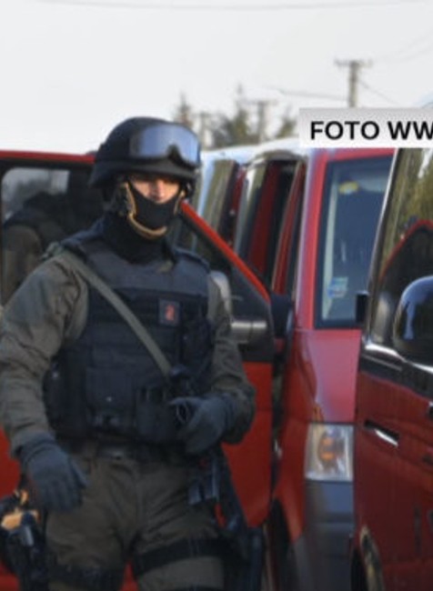 Razia v Seredi: Kukláči zasahovali v sociálnych bytoch