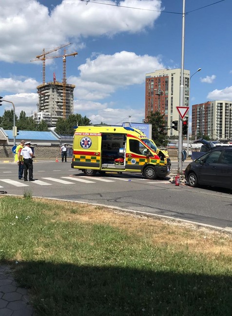 Nehoda auta a sanitky. Záchranári prevážali v inkubátore bábätko