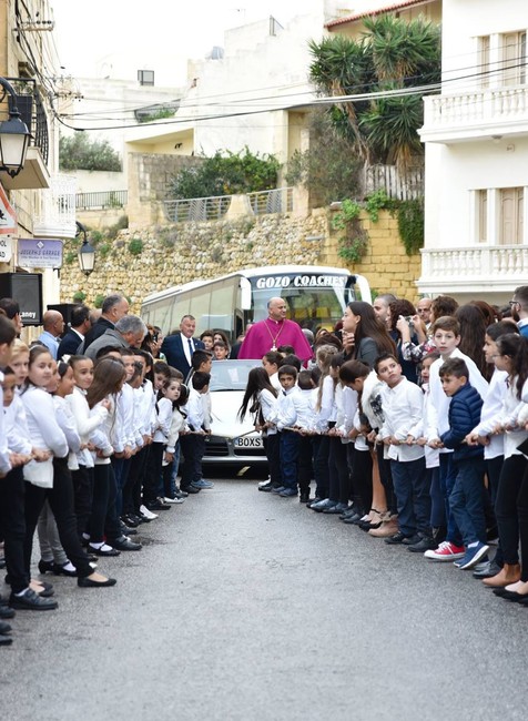 Arcibiskupa Johna Sultana ťahali desiatky detí 