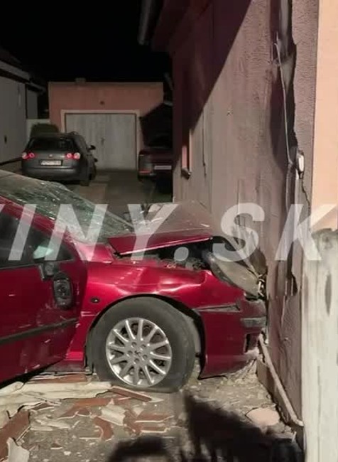 [multi] Auto narazilo do domu v Úľanoch nad Žitavou 2816