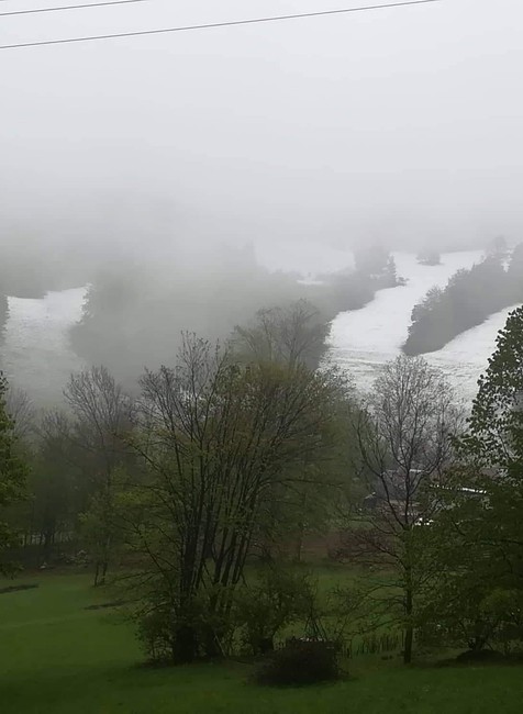Sneh komplikuje situáciu na cestách. Na letných gumách cez horské priechody prejdete len s ťažkosťami