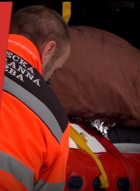 Lyžiarsky výcvik so spolužiakmi už nedokončil. Zo svahu ho s vážnymi zraneniami previezol vrtuľník