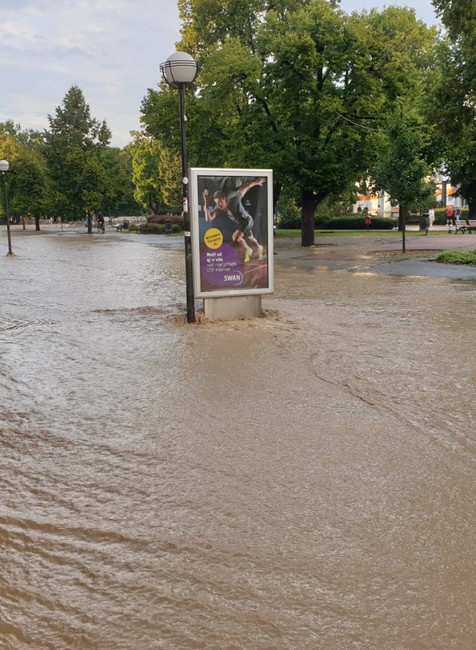 Masívne záplavy trápia aj Humenné.