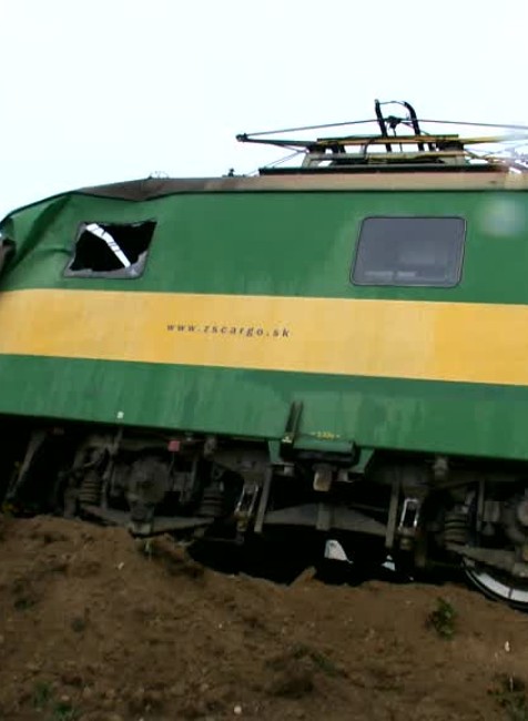 Na východe Slovenska sa vykoľajil vlak. Zastavil ho až náraz do stĺpa4581