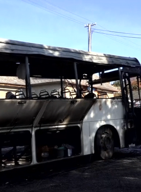  Autobus plný ľudí začal počas jazdy horieť. Zhorel úplne do tla 