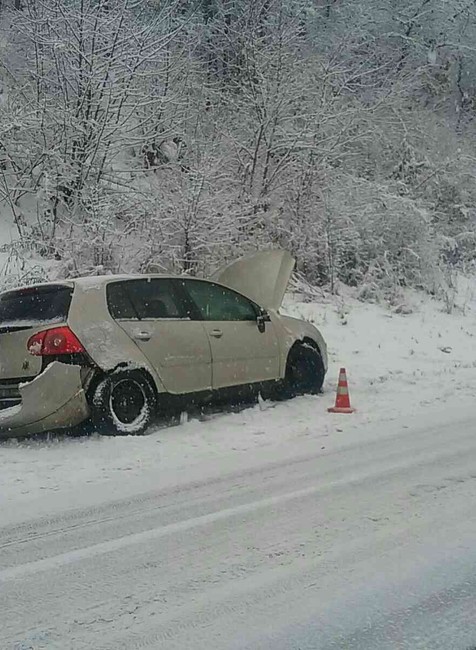 Nehoda auta na zasneženej ceste