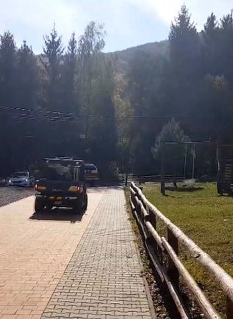 Mladíka zavalil ťažký kmeň stromu. Záchranári sa k nemu nevedeli dostať