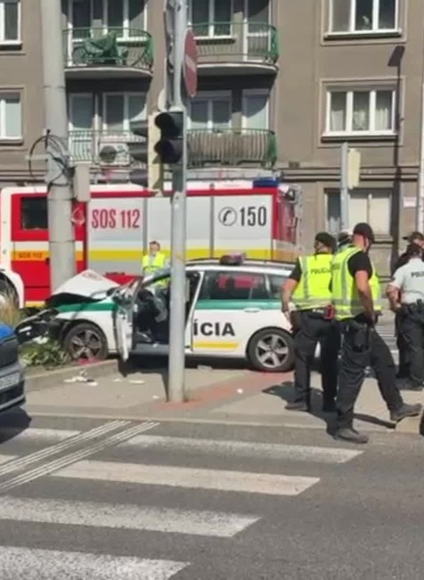 [multi] Policajné auto nabúralo do stlpa 2588