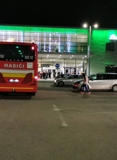 V Bory Mall nahlásili bombu, na miesto pristavili evakuačný autobus 