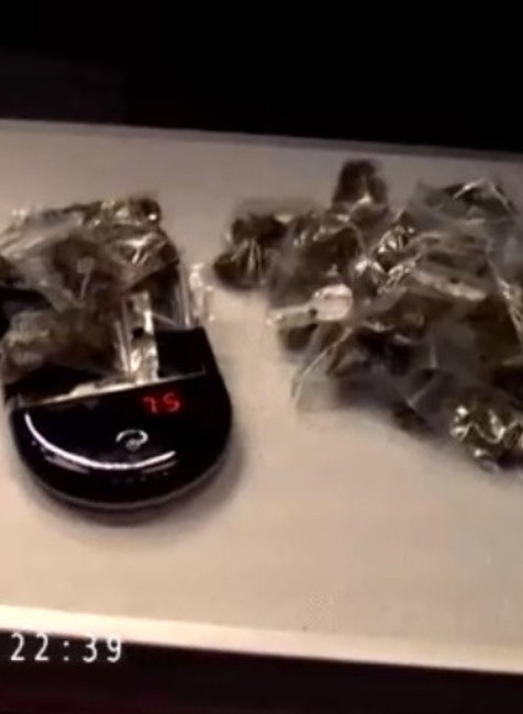 Policajná razia v Prahe. Posvietili si na drogy 