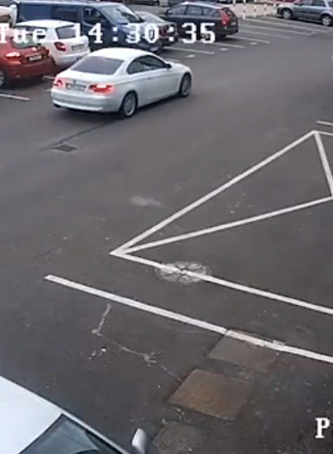 VIDEO: Na parkovisku zabudol tašku s 5 tisíc eurami. Okoloidúci sa neváhal obohatiť