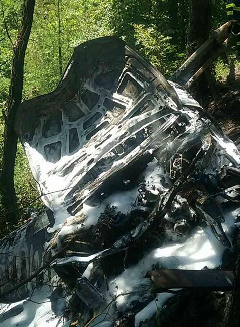 FOTO: Vážna nehoda pri Prievidzi. Auto narazilo do stromu a vzbĺklo 