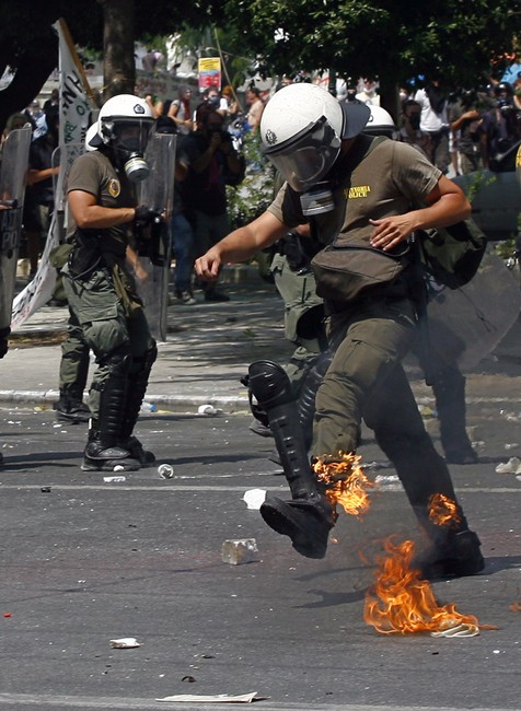 Grécko v Aténach sa pobili demonštranti