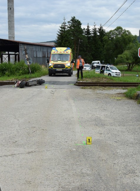 Tragická zrážka vlaku s motoyklom v Rakovej (1)
