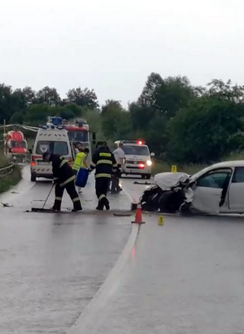 Zrážka motorky s osobným autom si vyžiadala dva životy. Na mieste zasahoval vrtuľník