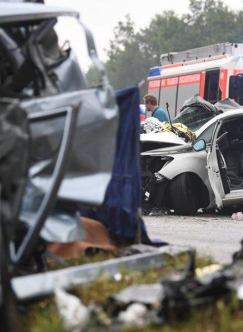 Hromadná nehoda v Nemecku. Zomreli 4 ľudia 