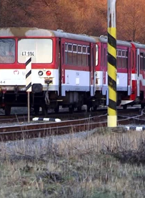 [multi] Tínedžer si chcel skrátiť cestu cez koľaje. Zrážku s vlakom zázrakom prežil 3453