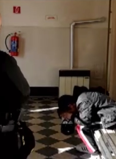 Policajtom došla trpezlivosť. Chlapcov vo veku 15 a 17 rokov poslali za mreže