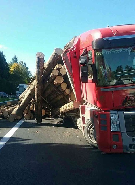 Nehoda kamióna na D1 pri Ružomberku. Cesta zostala neprejazdná