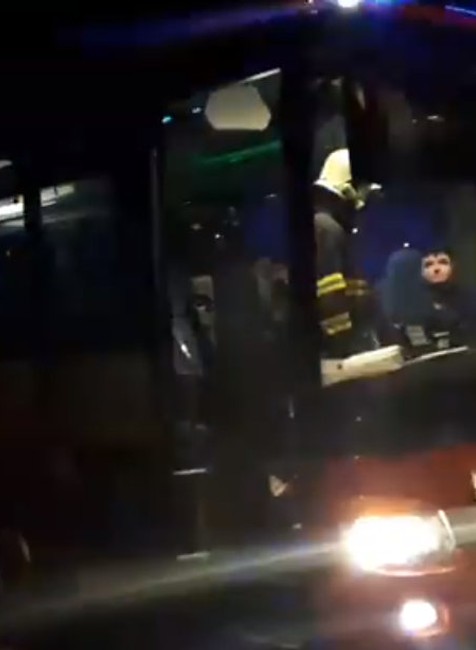 Štipľavý zápach zamoril bytovku. Hasiči evakuovali desiatky ľudí