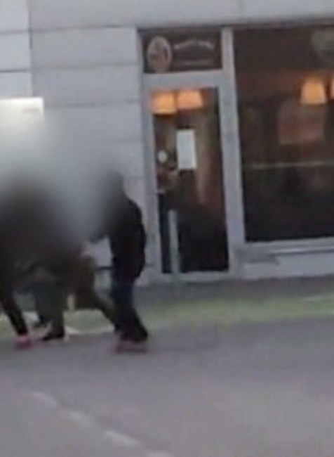  Pred supermarketom sa strhla brutálna bitka. Chlapi brali do rúk lopaty aj krompáče