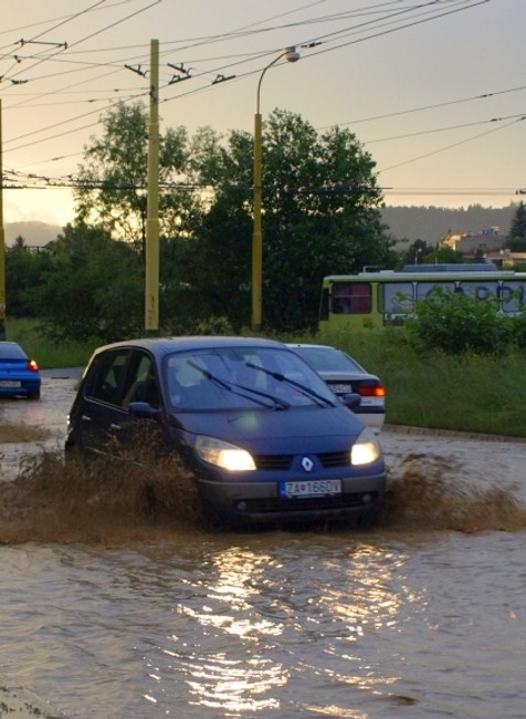 Žilina Solinky po búrke voda na ceste autá 1