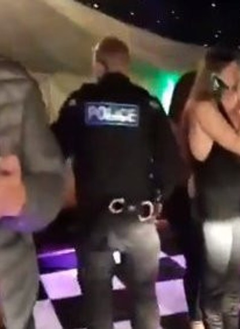 Polícia zasahuje v nočnom klube 4