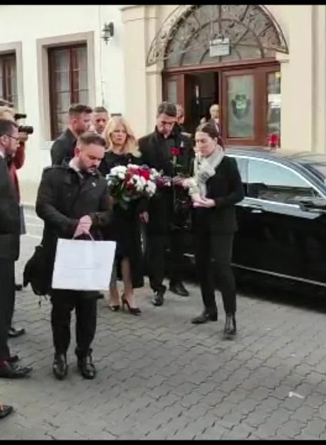 [multi] prezidentka kladie vence 16957