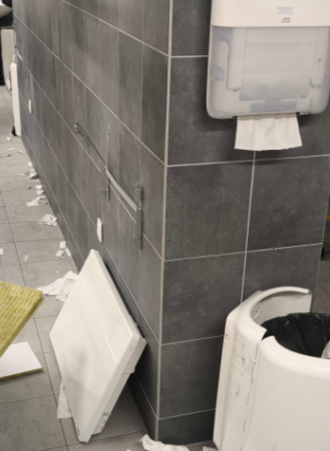 Zničené toalety v Košickej Futbalovej Aréne po zápase