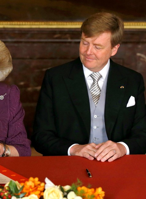 Holandsko kráľovna Beatrix podpisuje abdikáciu