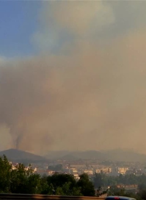 Silný požiar v Portugalsku sa blížia k obľúbenému letovisku3715