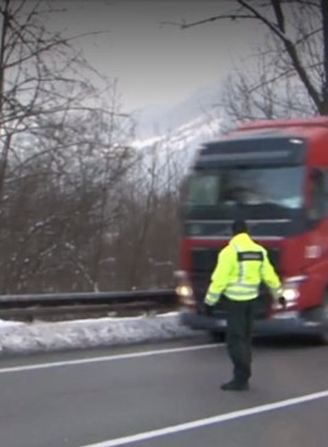 Pomoc policajta sa skončila nehodou. Zachytil ho vodič kamióna