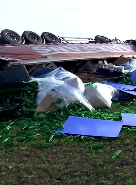 Kamión pred Ružomberkom skončil mimo cesty. Pri nehode z nádrže unikla nafta5984