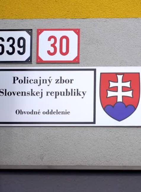 [multi] Policajt mal zbiť dieťa 3483