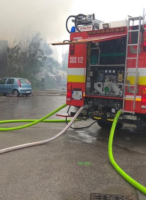 Rozsiahly požiar v Bratislave neďaleko obchodného centra