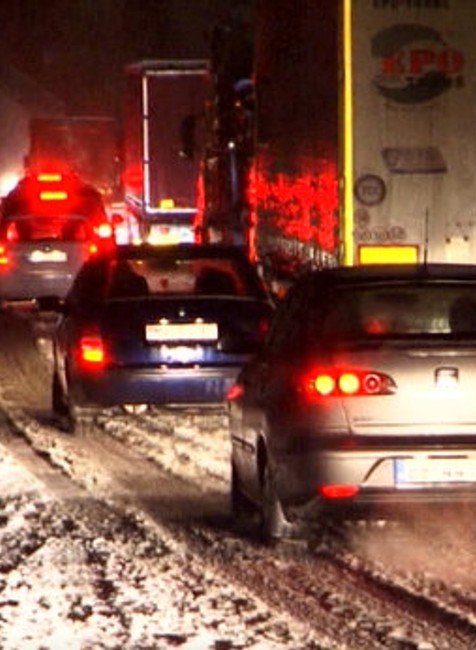 Poľadovica a uzavreté cesty. Vodiči, pozor, budete potrebovať aj snežné reťaze