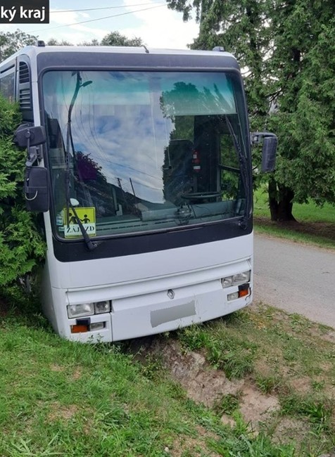 Havaroval autobus plný detí