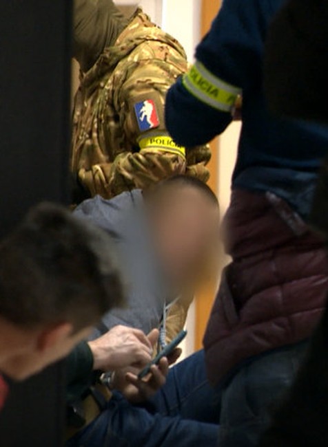 Po zásahu NAKA sa pred súd postavilo 8 osôb. Počas razie zadržali aj aktéra státisícovej lúpeže