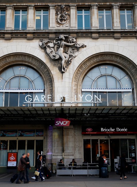 francúzsko paaríž útok nožom stanica (1)