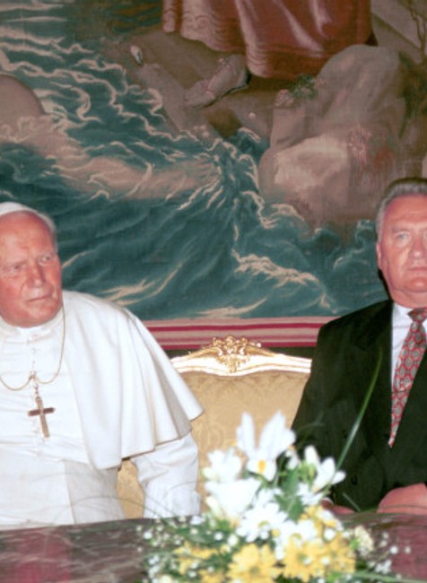 Michal Kováč s pápežom.jpg