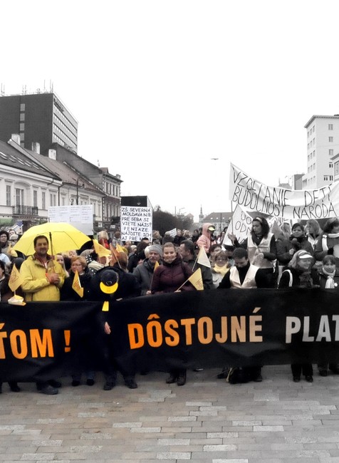 Časovo neobmedzený štrajk učitelia Slovansko november