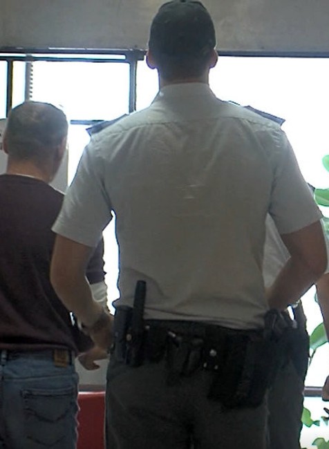 muž, ktorý sa rodine vyhrážal pre halu